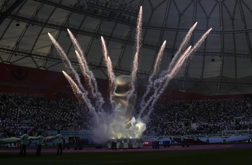Para seniman tampil sebelum dimulainya pertandingan sepak bola grup B Piala Dunia antara Inggris dan Iran di Khalifa International Stadium di Doha, Qatar, Senin, 21 November 2022. Jurnalis dari media Israel dilaporkan mendapatkan sambutan yang tak hangat di Qatar. (ilustrasi)