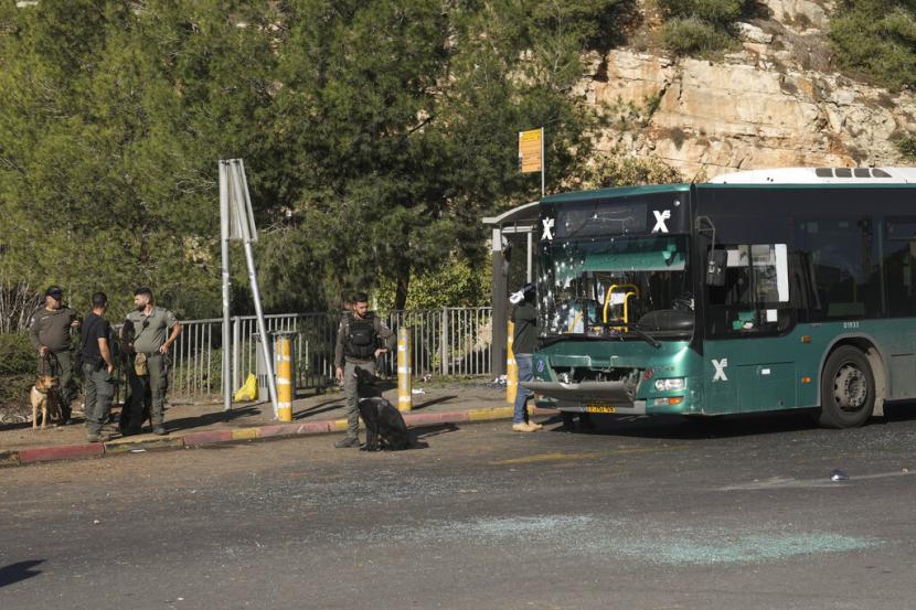 Polisi Israel memeriksa lokasi ledakan di halte bus di Yerusalem, Rabu, 23 November 2022. Dua ledakan meledak di dekat halte bus di Yerusalem pada hari Rabu, melukai beberapa orang yang menurut polisi diduga serangan oleh warga Palestina.