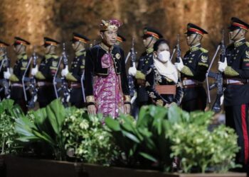 Presiden Joko Widodo bersama Ibu Negara Iriana Jokowi berjalan menuju lokasi perhelatan Gala Dinner G20 Summit di Garuda Wisnu Kencana Cultural Park, Bali, Selasa (15/11/2022).