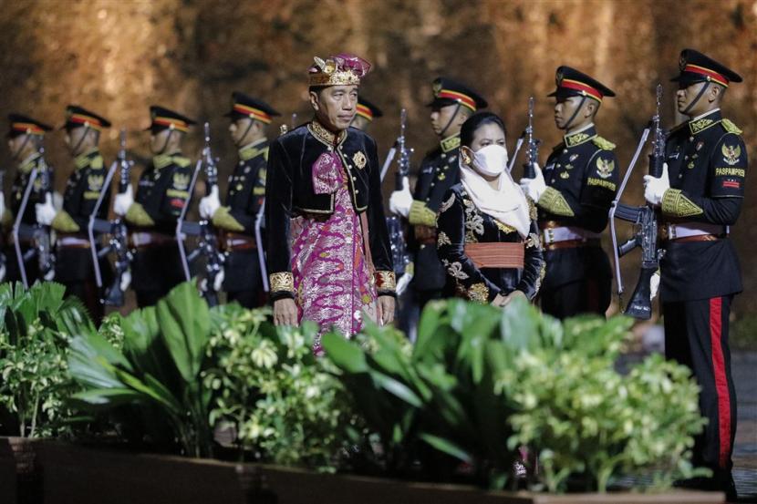 Presiden Joko Widodo bersama Ibu Negara Iriana Jokowi berjalan menuju lokasi perhelatan Gala Dinner G20 Summit di Garuda Wisnu Kencana Cultural Park, Bali, Selasa (15/11/2022).