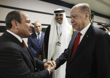 Presiden Turki Recep Tayyip Erdogan (kanan) berjabat tangan dengan Presiden Mesir Abdel Fattah el-Sisi saat upacara pembukaan Piala Dunia 2022 di Doha, Qatar, Ahad, 20 November 2022.