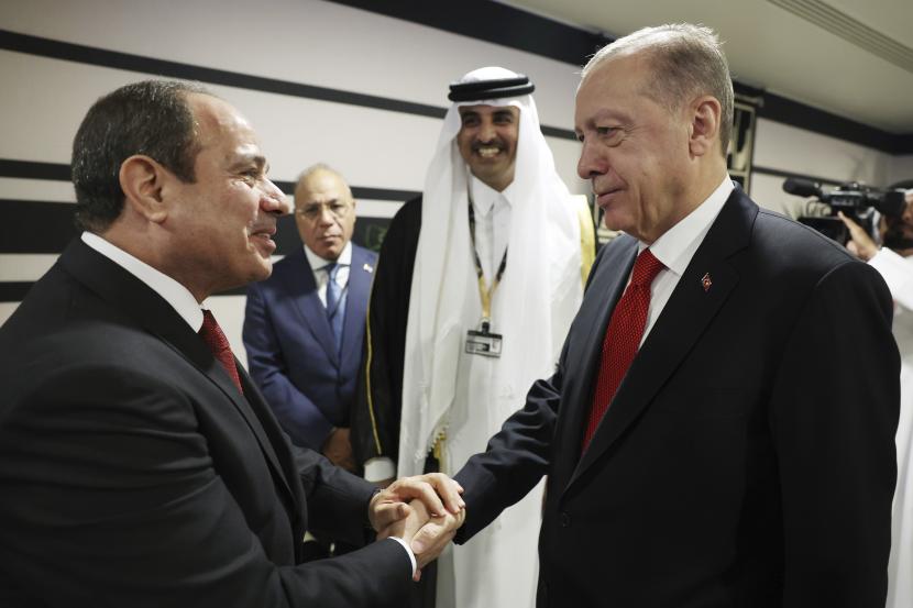  Presiden Turki Recep Tayyip Erdogan (kanan) berjabat tangan dengan Presiden Mesir Abdel Fattah el-Sisi saat upacara pembukaan Piala Dunia 2022 di Doha, Qatar, Ahad, 20 November 2022. 