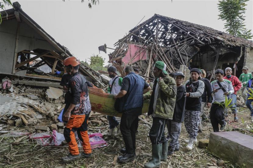 Tim penyelamat dan warga desa membawa jenazah korban saat pemakaman di desa yang terkena gempa 5,6 SR di Cianjur, Jawa Barat, Jumat, 25 November 2022. Menurut Badan Nasional Penanggulangan Bencana (BNPB), setidaknya 272 orang tewas setelah Gempa bermagnitudo 5,6 melanda barat daya Cianjur, Jawa Barat pada 21 November 2022.