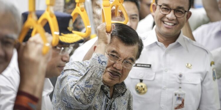 Wakil Presiden periode 2014-2019 M Jusuf Kalla bersama Gubernur DKI Jakarta Anies Rasyid Baswedan menjajal MRT Jakarta.