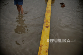 Ilustrasi Banjir rob di Jakarta. Kepala Badan Nasional Penanggulangan Bencana (BNPB) Letjen TNI Suharyanto menyampaikan DKI Jakarta merupakan salah satu provinsi yang memiliki risiko bencana cukup tinggi.