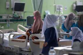 Dokter merawat pasien anak penderita gagal ginjal akut. (ilustrasi). FOTO/ANTARA FOTO/Ampelsaa