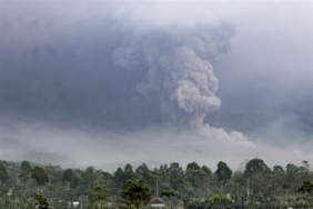 Gunung Semeru memuntahkan material vulkanik ke udara saat terjadi letusan di Lumajang, Jawa Timur, Ahad, 4 Desember 2022. Pihak berwenang telah menaikkan status Gunung Semeru ke level tertinggi setelah letusannya pada 04 Desember 2022. Gunung Semeru setinggi 3.376 meter adalah salah satunya. salah satu gunung berapi teraktif di pulau Jawa. FOTO/EPA-EFE/STRINGER