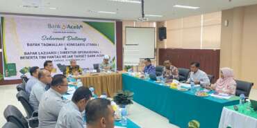 Direktur Operasional Bank Aceh, Lazuardi, dan Pemimpin UKM Center, Iskandar dan sejumlah tim kantor pusat Bank Aceh. FOTO/Dok. BAS