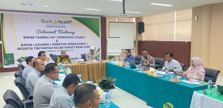 Direktur Operasional Bank Aceh, Lazuardi, dan Pemimpin UKM Center, Iskandar dan sejumlah tim kantor pusat Bank Aceh. FOTO/Dok. BAS