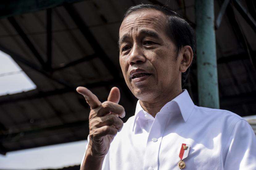Presiden Joko Widodo (Jokowi) mengingatkan seluruh pihak agar berhati-hati dalam menyelenggarakan pemilu serentak 2024 nanti. Di tengah kondisi ketidakpastian ekonomi global dan juga upaya pemulihan ekonomi nasional, ia menekankan pentingnya untuk menjaga stabilitas politik nasional. FOTO/REPUBLIKA/ABDAN SYAKURA