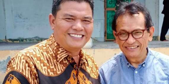 Wakil Ketua Corruption Investigation Committee (CIC) DPW Provinsi Aceh, Sulaiman Datu (kiri) berfoto bersama dengan pakar ekonomi dan Mantan Direktur Asia Pasific ADB (Asean Deploment Bank), Prof Dr Iwan Jaya Aziz (kanan). FOTO/Dok. Sulaiman Datu