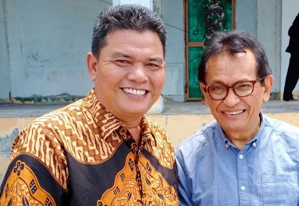 Wakil Ketua Corruption Investigation Committee (CIC) DPW Provinsi Aceh, Sulaiman Datu (kiri) berfoto bersama dengan pakar ekonomi dan Mantan Direktur Asia Pasific ADB (Asean Deploment Bank), Prof Dr Iwan Jaya Aziz (kanan). FOTO/Dok. Sulaiman Datu