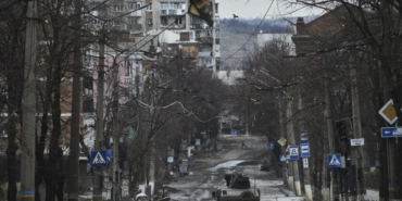 Tentara Ukraina mengendarai Humvee di Bakhmut, wilayah Donetsk, Ukraina, Rabu, 21 Desember 2022. Juru Bicara Kremlin Dmitry Peskov mengatakan tidak ada rencana perdamaian untuk Ukraina jika tidak memperhitungkan masuknya empat wilayah baru ke Federasi Rusia.