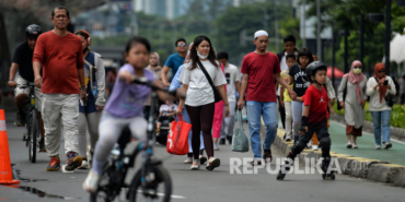 Warga beraktivitas saat Hari Bebas Kendaraan Bermotor (HBKB) di kawasan Bundaran Hotel Indonesia, Jakarta, Ahad (13/11/2022). Pemerintah secara resmi mencabut kebijakan PPKM terkait pandemi COVID-19.