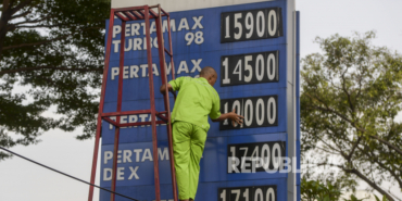 Petugas mengganti papan harga BBM di Jakarta, Sabtu (3/9/2022).