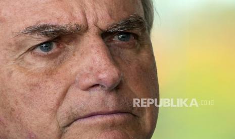 Puluhan Penggemar Meminta Tanda Tangan, Begini Reaksi Mantan Presiden Brasil Bolsonaro