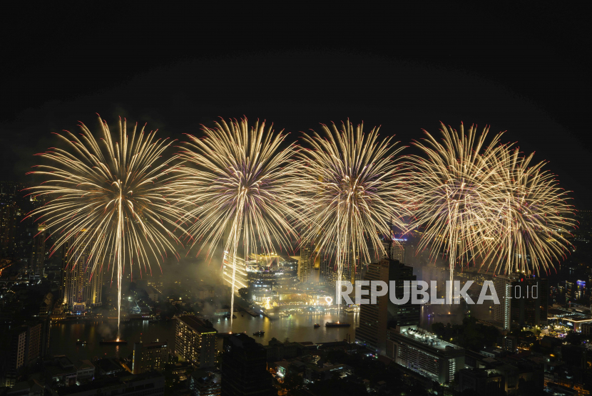 Kembang api terlihat di atas Sungai Chao Phraya saat perayaan Tahun Baru di Bangkok, Thailand, Ahad (1/1/2023). 