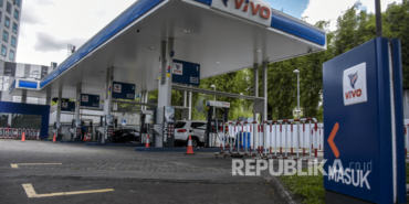 Sejumlah kendaraan antre untuk mengisi bahan bakar minyak (BBM) di SPBU Vivo Pasteur, Jalan Dr Djunjunan, Sukajadi, Kota Bandung, Senin (2/1/2023). Harga BBM di SPBU Vivo turun per 1 Januari 2023. Penurunan harga terjadi pada seluruh jenis bensin, kadar oktan atau Research Octane Number (RON) 90 per liternya menjadi Rp11.800, RON 92 menjadi Rp 12.800 dan RON 95 menjadi Rp 13.600.