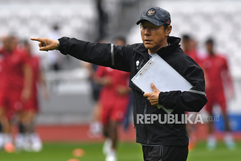 Pelatih timnas Indonesia Shin Tae-yong memberikan arahan kepada para pesepak bola timnas selama latihan.