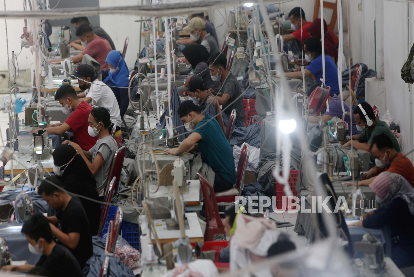  Pekerja menjahit mukena di pabrik busana Muslim di Depok, Jawa Barat (ilustrasi). Asosiasi Pertekstilan Indonesia (API) menyatakan, perusahaan-perusahaan tekstil terpaksa harus melakukan PHK terhadap 60 ribu karyawan pada 2022.