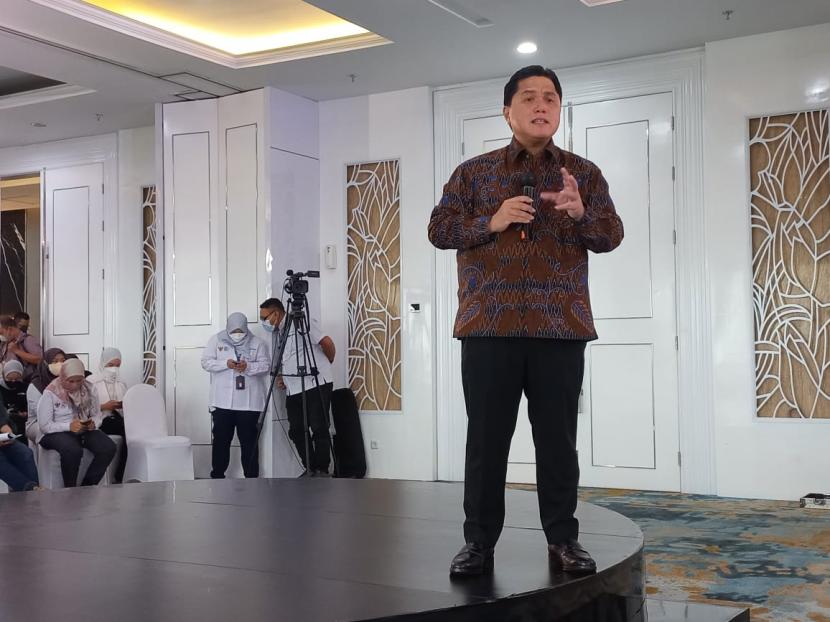 Menteri BUMN Erick Thohir saat konferensi pers capaian dan rencana kerja bertajuk BUMN 2023: Tumbuh dan Kuat untuk Indonesia di kantor Kementerian BUMN, Jakarta, Senin (2/1/2022).