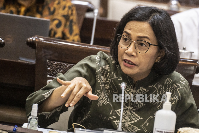 Menteri Keuangan Sri Mulyani berbicara dalam rapat kerja bersama Komisi XI DPR di Kompleks Parlemen, Senayan, Jakarta, Senin (12/12/2022). Rapat tersebut membahas mengenai kebijakan tarif cukai hasil tembakau tahun 2023. 
