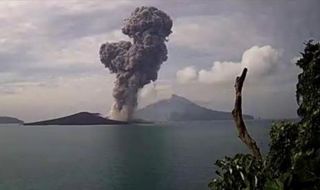 Siaga, Lava Setinggi 350 meter Terekam di Gunung Anak Krakatau