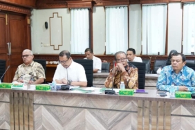 Dewan Komisaris Bank Aceh Syariah saat menghadiri undangan rapat koordinasi dengan Tim Pansus DPRA. FOTO/HAI/Net