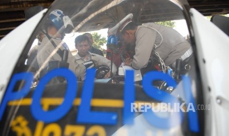 Polisi Tilang Pengendara Mobil Lamborgini yang Mogok di Jalur Bus Transjakarta Kebon Jeruk