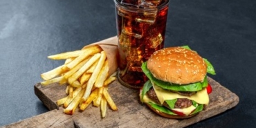 Makan Fast Food Berlebihan Bisa Ganggu Fungsi Hati