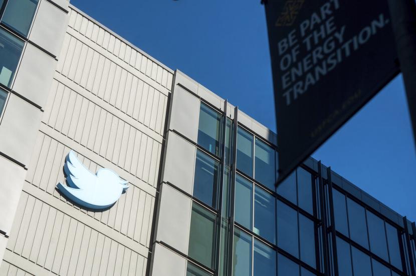 Logo Twitter digantung di luar kantor perusahaan di San Francisco pada 1 November 2022. Twitter menerapkan larangan ketat terhadap iklan politik dan berbasis tujuan. 