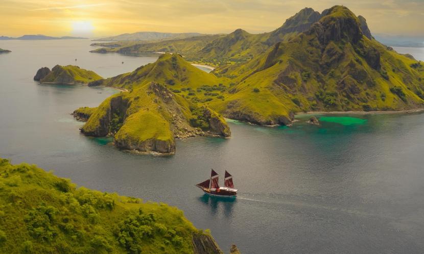 Paket wisata liburan ke Labuan Bajo merupakan pilihan yang tepat untuk menikmati keindahan alam.