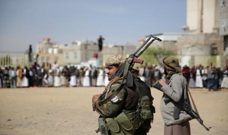 Kapal Perang AS Sita 2.100 Senapan Diduga untuk Milisi Houthi Yaman