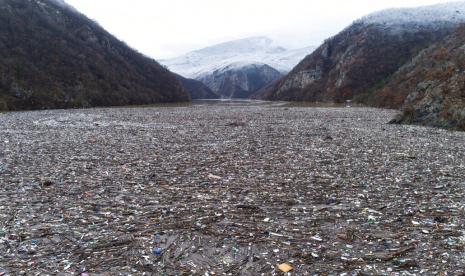 Sungai di Bosnia Dibanjiri oleh Sampah dari Tiga Negara Balkan