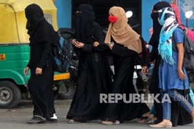 Haruskah Wanita Muslim Berpakaian Serba Hitam?