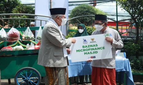 Wakil Presiden Ma'ruf Amin Serahkan Program Bantuan Baznas Microfinance Masjid di Jakarta