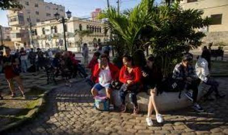 Layanan Visa Dibuka Kembali, Warga Kuba Padati Kedubes AS