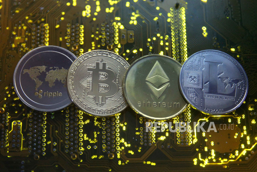Representasi mata uang virtual Ripple, Bitcoin, Etherum, dan Litecoin terlihat pada motherboard PC dalam gambar ilustrasi ini, 14 Februari 2018.