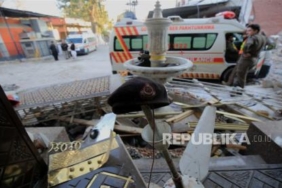 Warga Pakistan Cari Kerabat di RS Usai Ledakan Bom di Masjid Peshawar