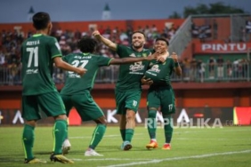 Aji Santoso Ungkap Perubahan Strategi Persebaya Saat Bungkam Borneo FC