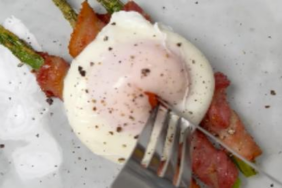 Masih Kesulitan Bikin Poached Egg? Coba Trik Antigagal dari Chef TikTok Ini