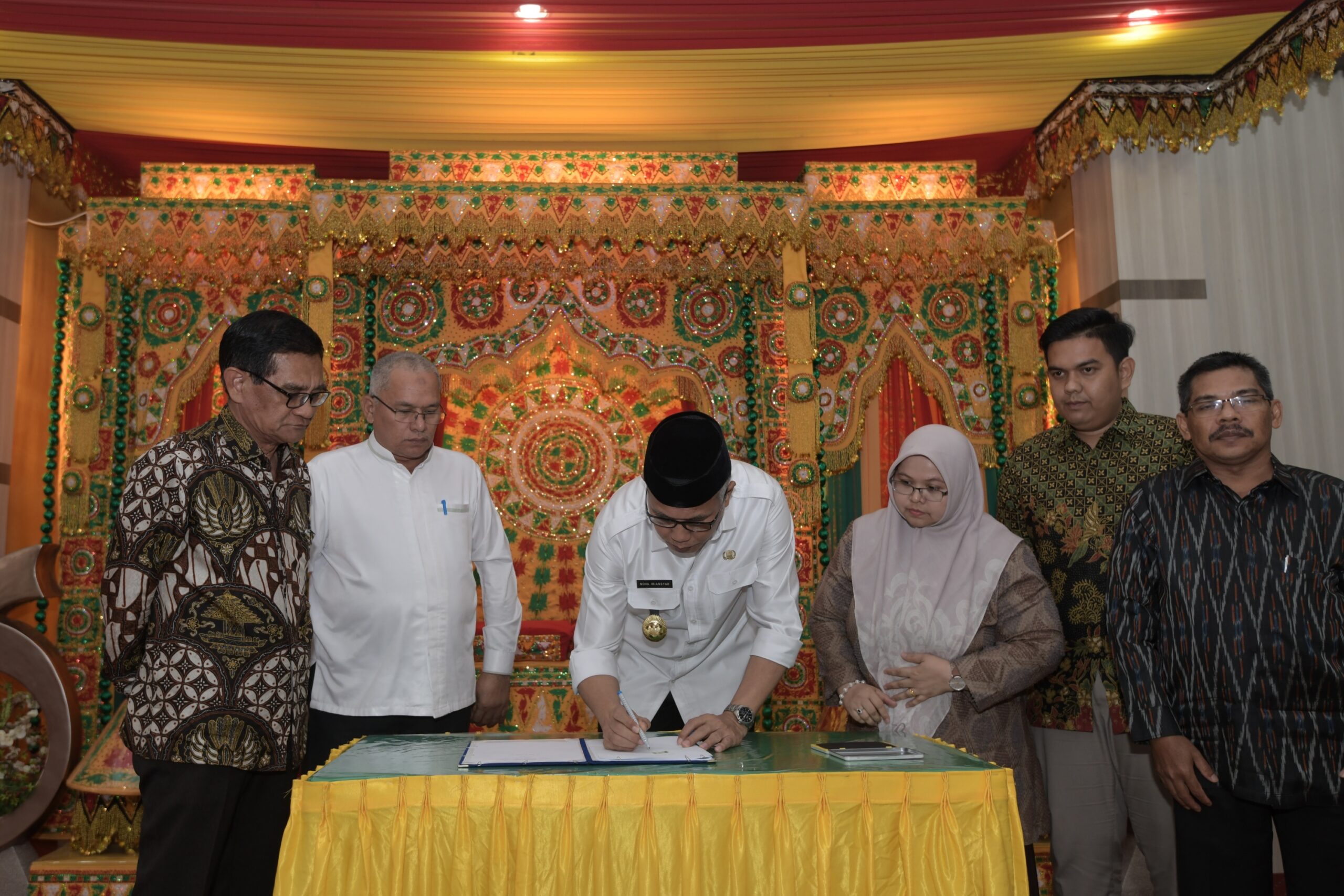 Acara penandatanganan Ir., Zubir Sahim, MSc yang menjadi bidan perubahan PDPA menjadi PT. PEMA dalam kapasitasnya sebagai, Plt. Dirut PDPA dan selanjutnya masih dipercaya sebagai Plt. Dirut PT. PEMA. Selain itu hadir juga Asisten II dr. Taqwallah, MSi., Ka. Biro Ekonomi, Kadis BPKA Bustami dan Anggota DPR Aceh Tanwier Mahdi. FOTO/Dok. HUmas Provinsi Aceh Acara penandatanganan Ir., Zubir Sahim, MSc yang menjadi bidan perubahan PDPA menjadi PT. PEMA dalam kapasitasnya sebagai, Plt. Dirut PDPA dan selanjutnya masih dipercaya sebagai Plt. Dirut PT. PEMA. Selain itu hadir juga Asisten II dr. Taqwallah, MSi., Ka. Biro Ekonomi, Kadis BPKA Bustami dan Anggota DPR Aceh Tanwier Mahdi. FOTO/Dok. HUmas Provinsi Aceh
