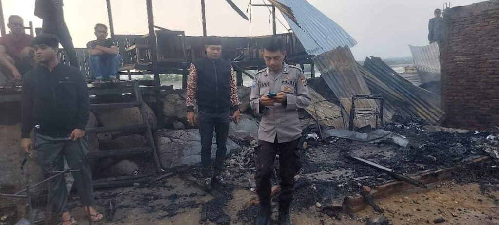 Sebanyak dua unit kios berkontruksi kayu ludes terbakar di waduk Desa Pusong Lama, Kecamatan Banda Sakti, Lhokseumawe, pada Jum’at (24/2/2023) sekira pukul 05.30 WIB setelah dilempari bom molotov. FOTO/Dok. Polres Lhokseumawe for HAI