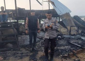 Sebanyak dua unit kios berkontruksi kayu ludes terbakar di waduk Desa Pusong Lama, Kecamatan Banda Sakti, Lhokseumawe, pada Jum’at (24/2/2023) sekira pukul 05.30 WIB setelah dilempari bom molotov. FOTO/Dok. Polres Lhokseumawe for HAI