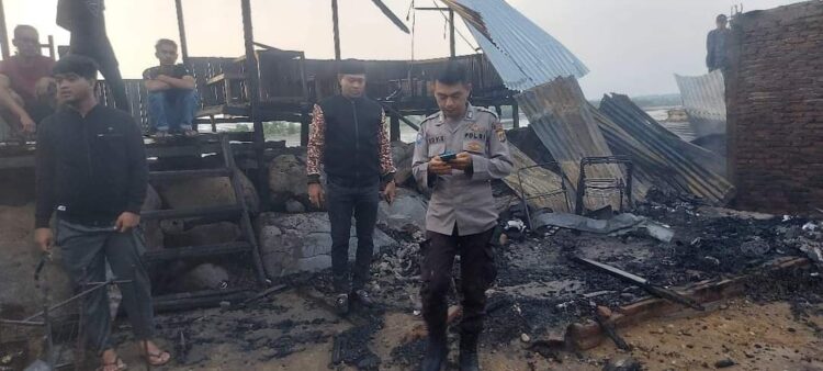 Sebanyak dua unit kios berkontruksi kayu ludes terbakar di waduk Desa Pusong Lama, Kecamatan Banda Sakti, Lhokseumawe, pada Jum’at (24/2/2023) sekira pukul 05.30 WIB setelah dilempari bom molotov. FOTO/Dok. Polres Lhokseumawe for HAI