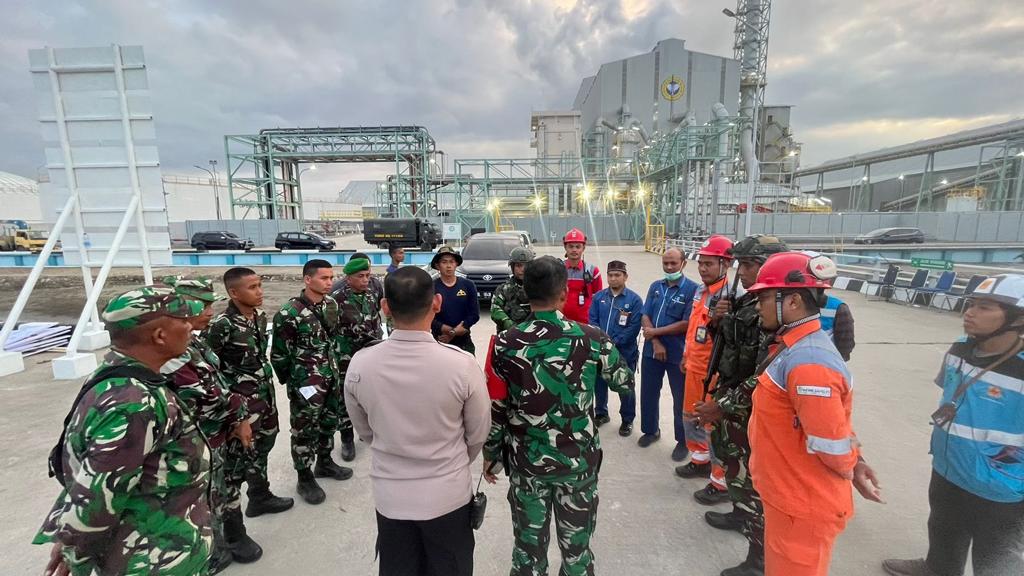 Kapolres Lhokseumawe, AKBP Henki Ismanto bersama Dandim 0103/Aut, Letkol Inf Hendrasari Nurhono meninjau kesiapan pengamanan kunjungan Presiden RI, Joko Widodo, Kamis kemarin (9/2/2023). FOTO/Document for HAI
