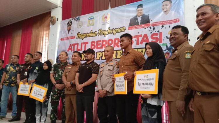 Pemkab Aceh Besar Serahkan Bonus Rp 3,6 Miliar untuk Atlet PORA XIV