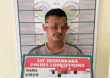 MF (28) seorang tersangka kasus tindak pidana penyalahgunaan narkotika jenis sabu berhasil ditangkap Polres Lhokseumawe dan menyita barang bukti puluhan paket sabu di Desa Meunasah Mee Kec. Muara Dua Kota Lhokseumawe, Senin pekan lalu (13/2/2023). FOTO. Dok. Polres Lhokseumawe