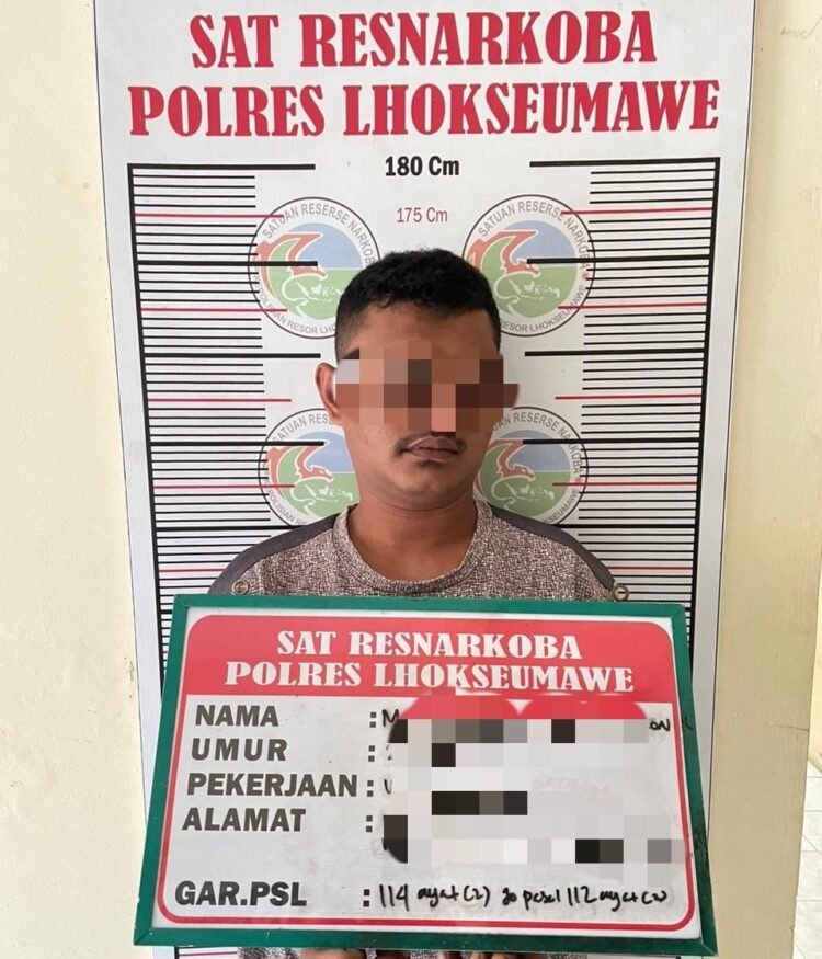 MF (28) seorang tersangka kasus tindak pidana penyalahgunaan narkotika jenis sabu berhasil ditangkap Polres Lhokseumawe dan menyita barang bukti puluhan paket sabu di Desa Meunasah Mee Kec. Muara Dua Kota Lhokseumawe, Senin pekan lalu (13/2/2023). FOTO. Dok. Polres Lhokseumawe