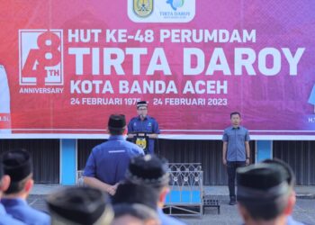 Pj Wali Kota Banda Aceh, Bakri Siddig menjadi pembina apel peringatan Hari Jadi ke-48 tahun Perumdam Tirta Daroy, Jumat, 24 Februari 2023 di halaman kantor utama perusahaan milik daerah itu di Lampineung. FOTO/Net